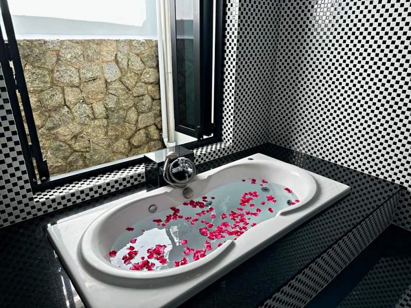 Luxurious 5-Bedroom Villa with Mountain Views in Kathu, Phuket - LUXURY house in Rawai