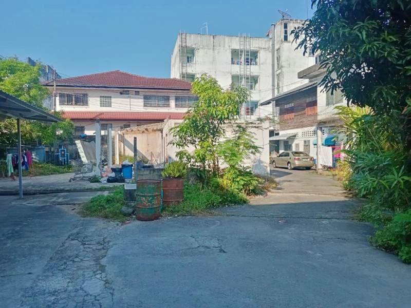 Prime Land with Buildings for Sale in Chiang Rai City - 1 Rai 400 SQM, Renovation Needed - BUILDING FOR SALE